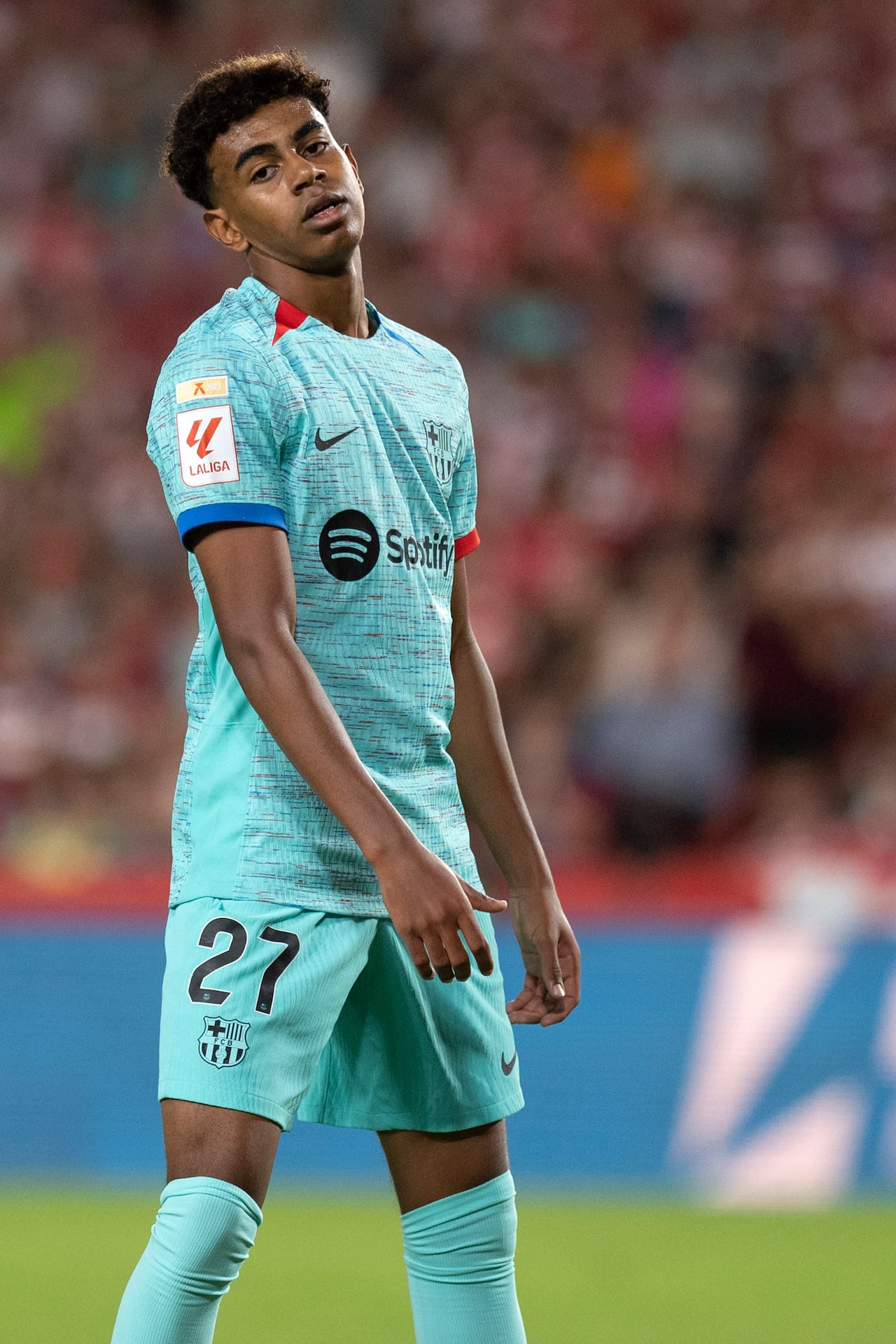 El delantero español del Barcelona #27 Lamine Yamal reacciona durante el partido de fútbol de la liga española entre el Granada FC y el FC Barcelona en el Nuevo Estadio de Los Carmenes de Granada el 8 de octubre de 2023. (Foto de JORGE GUERRERO / AFP)