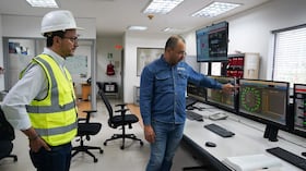 Felipe Durán Carrón, superintendente de servicios públicos, en inspecciones a empresas.