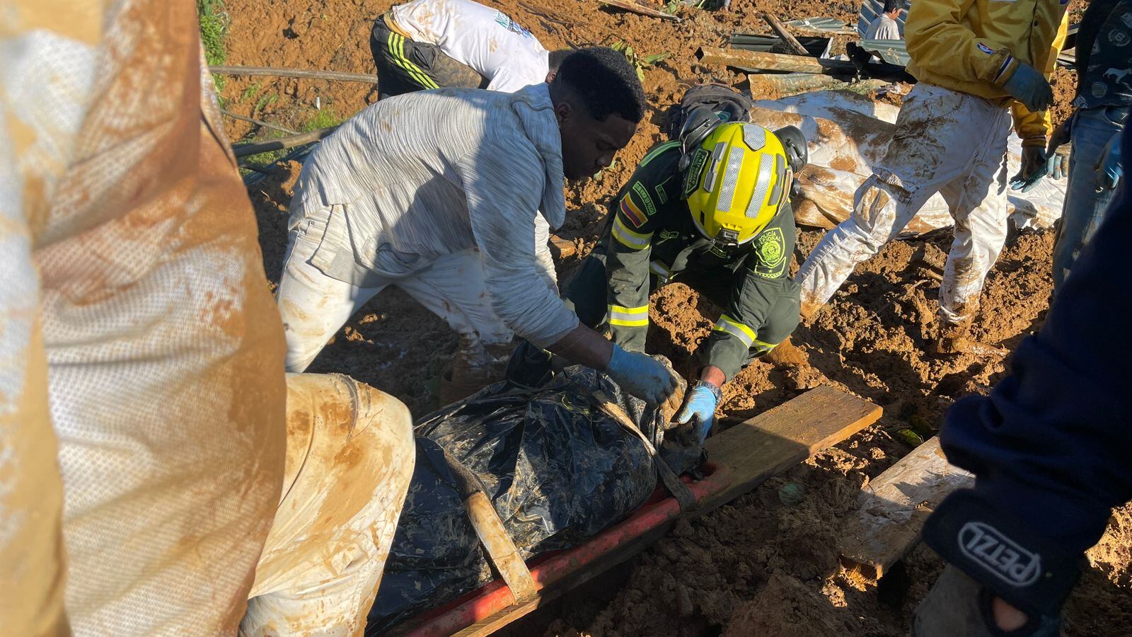 Rescatistas embalando los cuerpos de los fallecidos en la tragedia en la vía Medellín-Chocó por el desprendimiento de una montaña.
