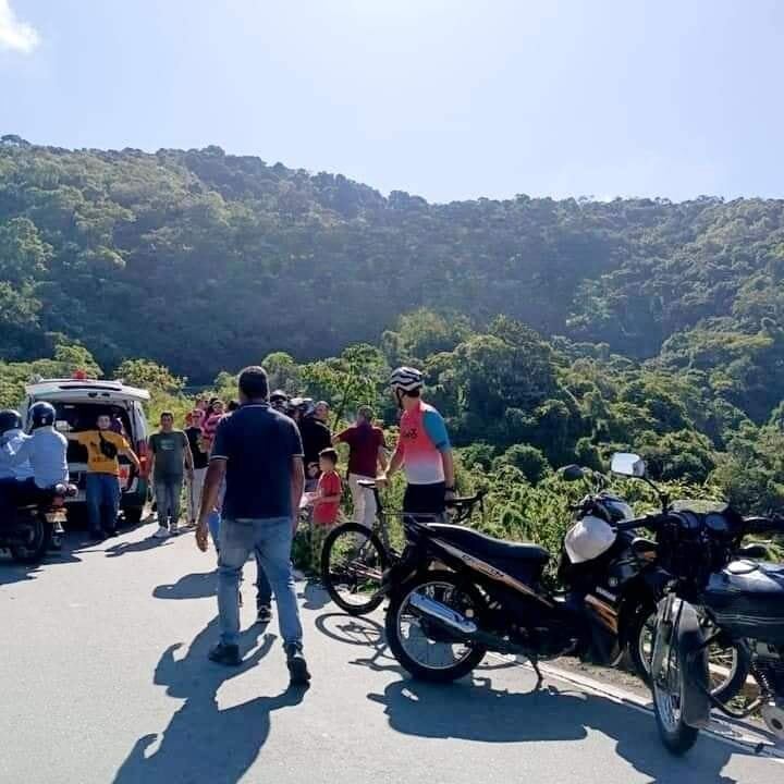 Entre organismos de socorro y residentes de la zona rescataron a los heridos.