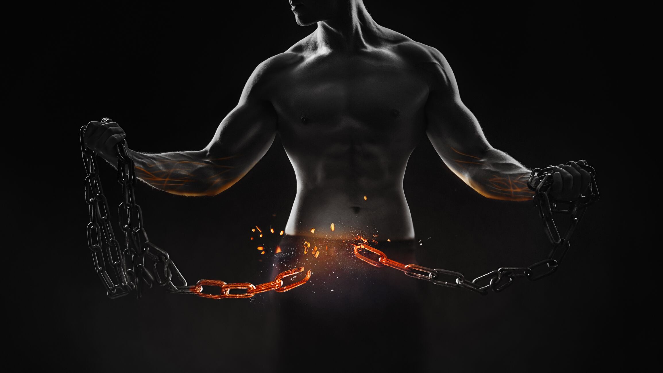 Concepto - cadena de metal rota. El fuerte con músculos perfectos rompe la cadena