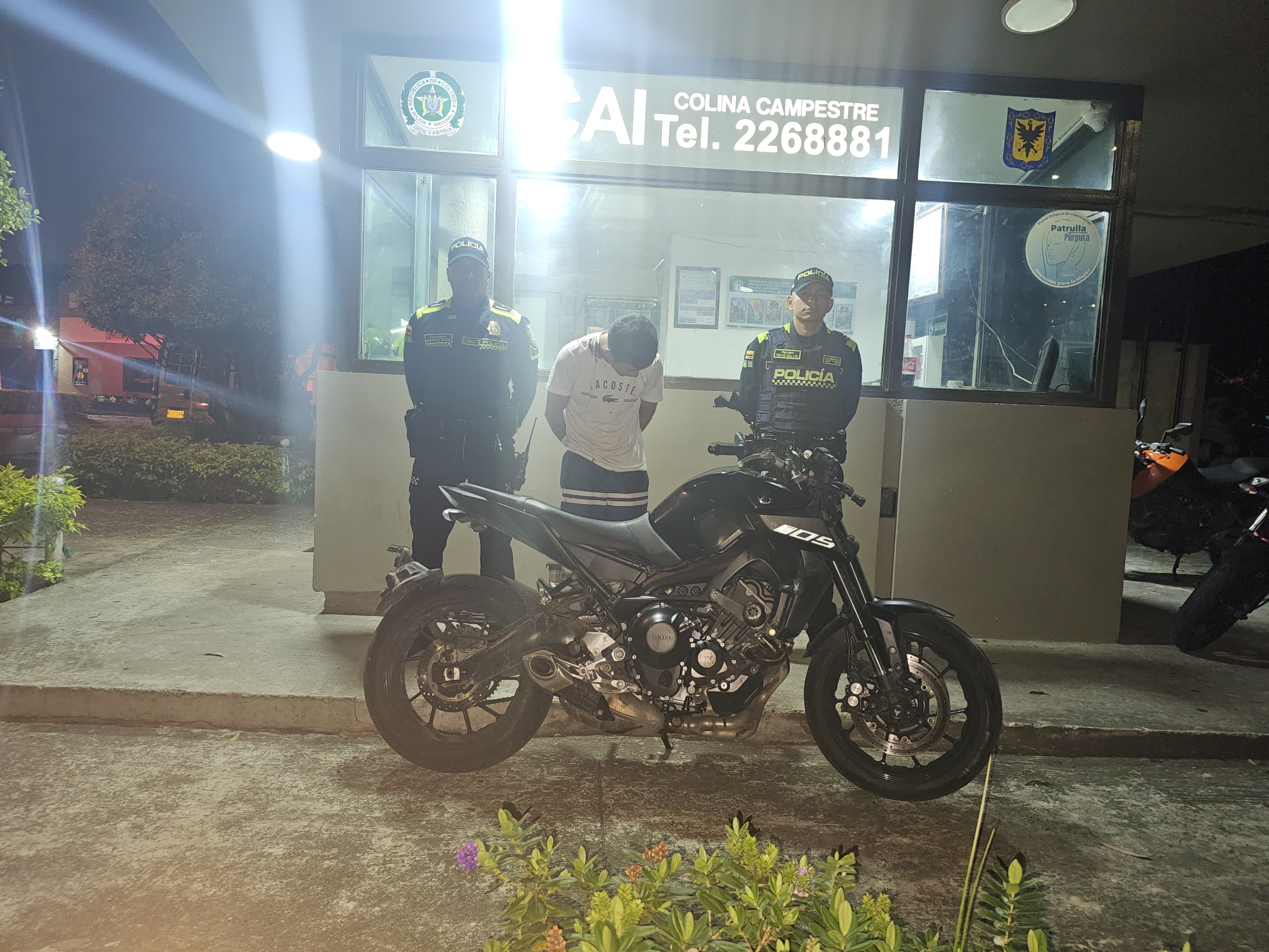 La Policía capturó a dos motoladrones que sembraban el terror en Suba en Bogotá. Uno de los capturados fue llevado a un centro médico, y el otro fue dejado a disposición de las autoridades competentes en la URI de Usaquén.