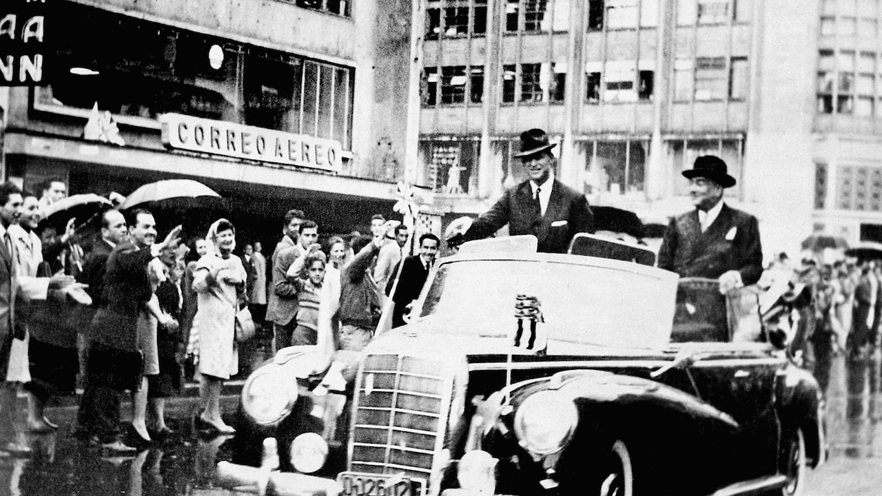 A pesar de la lluvia, el príncipe no quiso que subieran la capota del auto, porque quería seguir correspondiendo a las aclamaciones de los bogotanos.