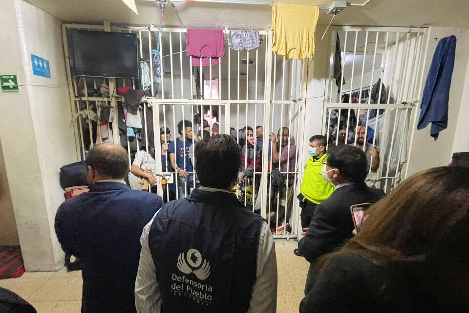 Defensoría asegura que extranjeros presos en estaciones de Policía de Bogotá no tienen una “ruta clara para su identificación”, ¿impunidad?