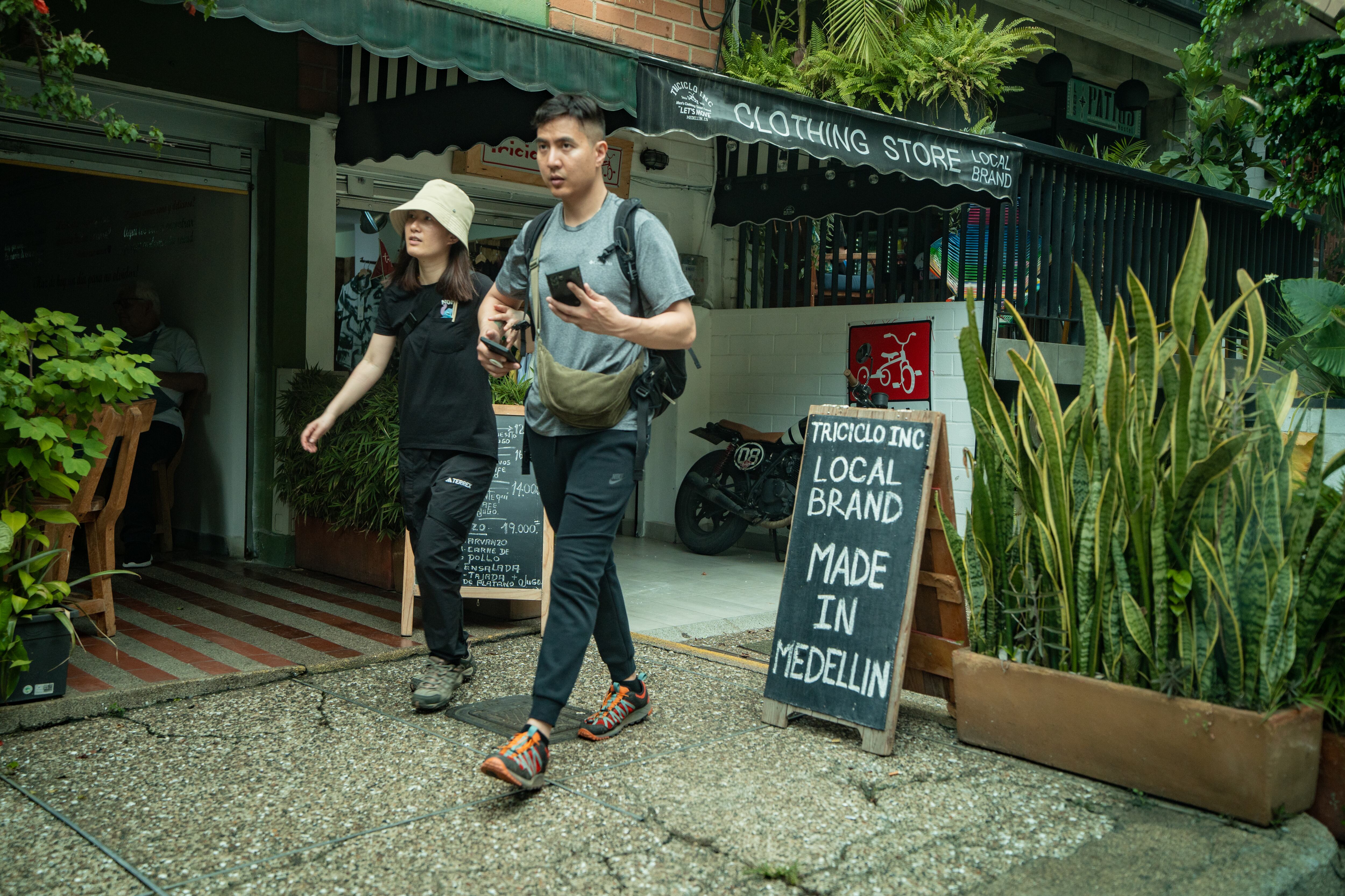 Turistas extranjeros parque lleras en la ciudad de Medellín