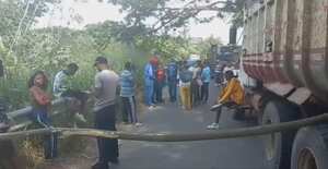 La comunidad atravesó palos para impedir el paso de vehículos.