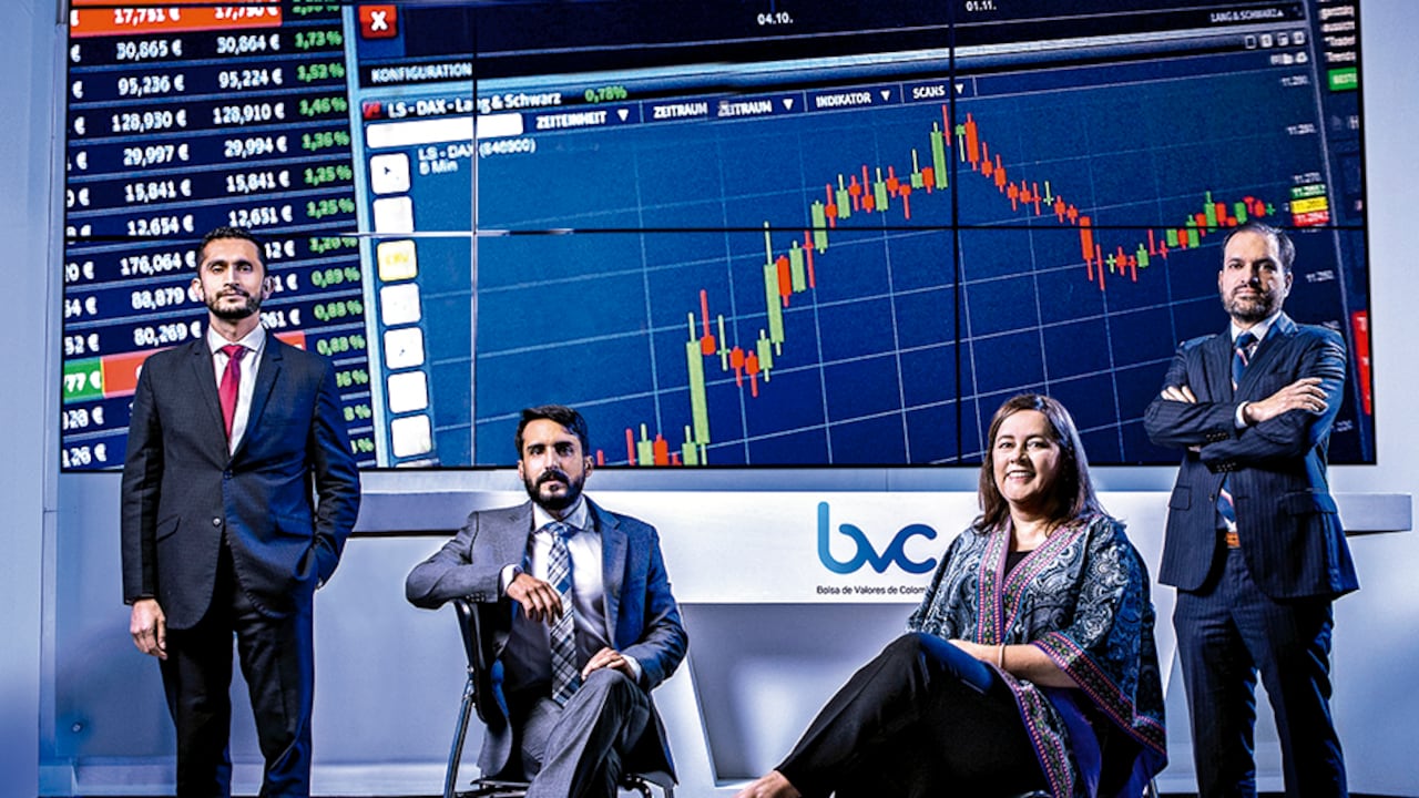 De izquierda a derecha, Eduardo Bolaños, jefe de Investigaciones Económicas de Positiva Compañía de Seguros; Nicolás Barone, economista de Investigaciones Económicas de Davivienda; Juana Téllez, economista jefe de BBVA Research Colombia, y Juan Yeregui, director ejecutivo de Banca Corporativa de JP Morgan. Locación: Bolsa de Valores de Colombia.