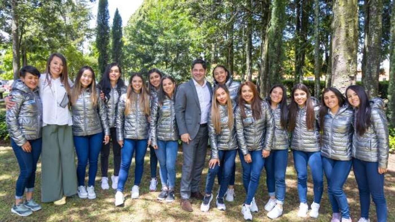 El equipo femenino Colombia Tierra de Atletas inicia su sueño europeo.
Este martes la nómina del equipo se desplazará a Europa para encarar la Vuelta a Burgos, entre 19 y 22 de mayo, y, posteriormente, el Giro Donne 2022. Precisamente, el Giro junto al Tour de Francia femenino compartirá este año el título de prueba reina del calendario UCI Womens World Tour, partirá de Cagliari el 30 de junio con un Prólogo-CRI y culminará en Padova el 10 de julio.