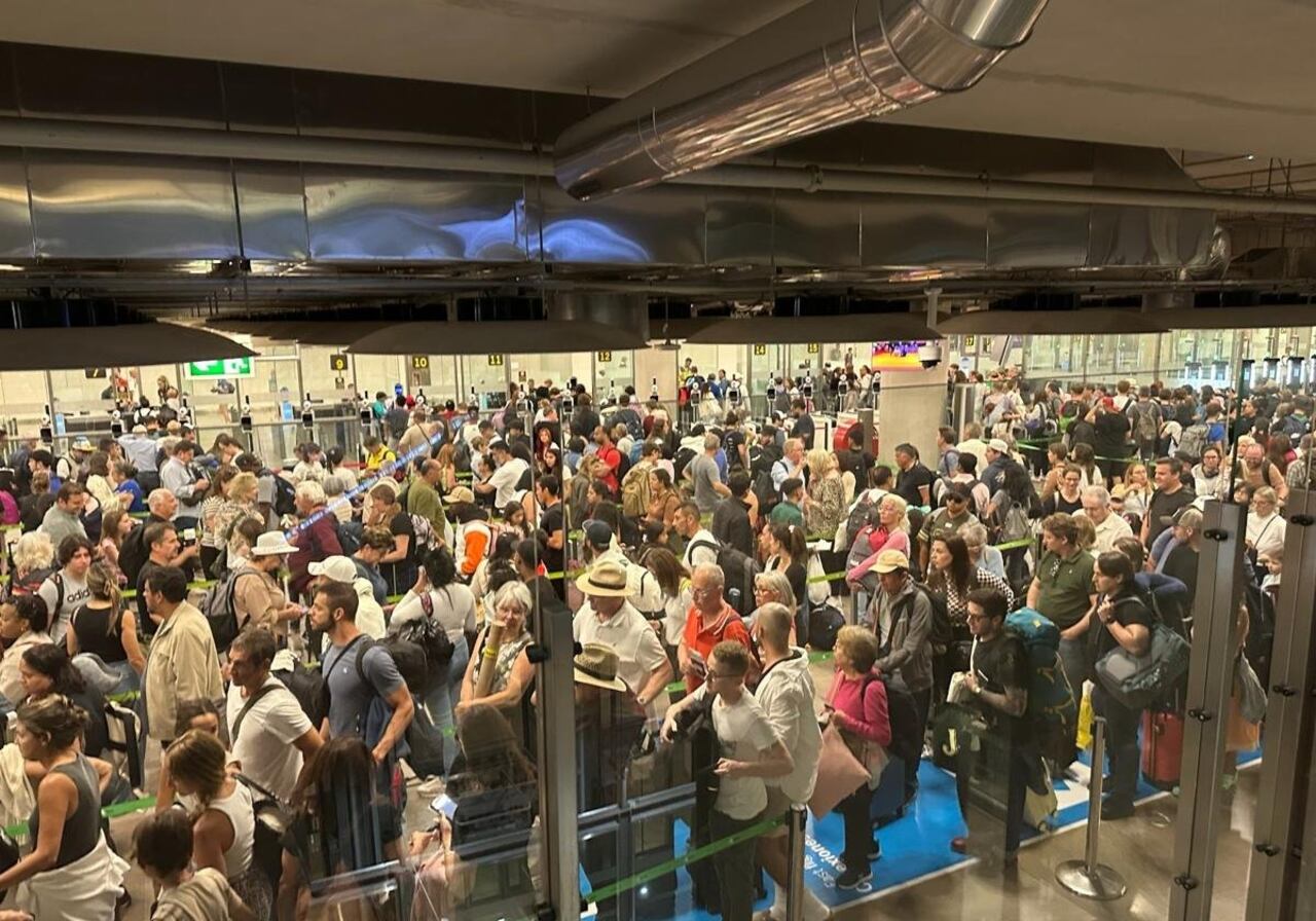 Personas hacen filas interminables en el aeropuerto de Madrid-Barajas