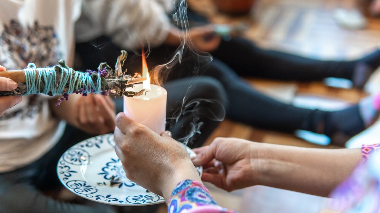 Las velas y el incienso son elementos comunes en los rituales.