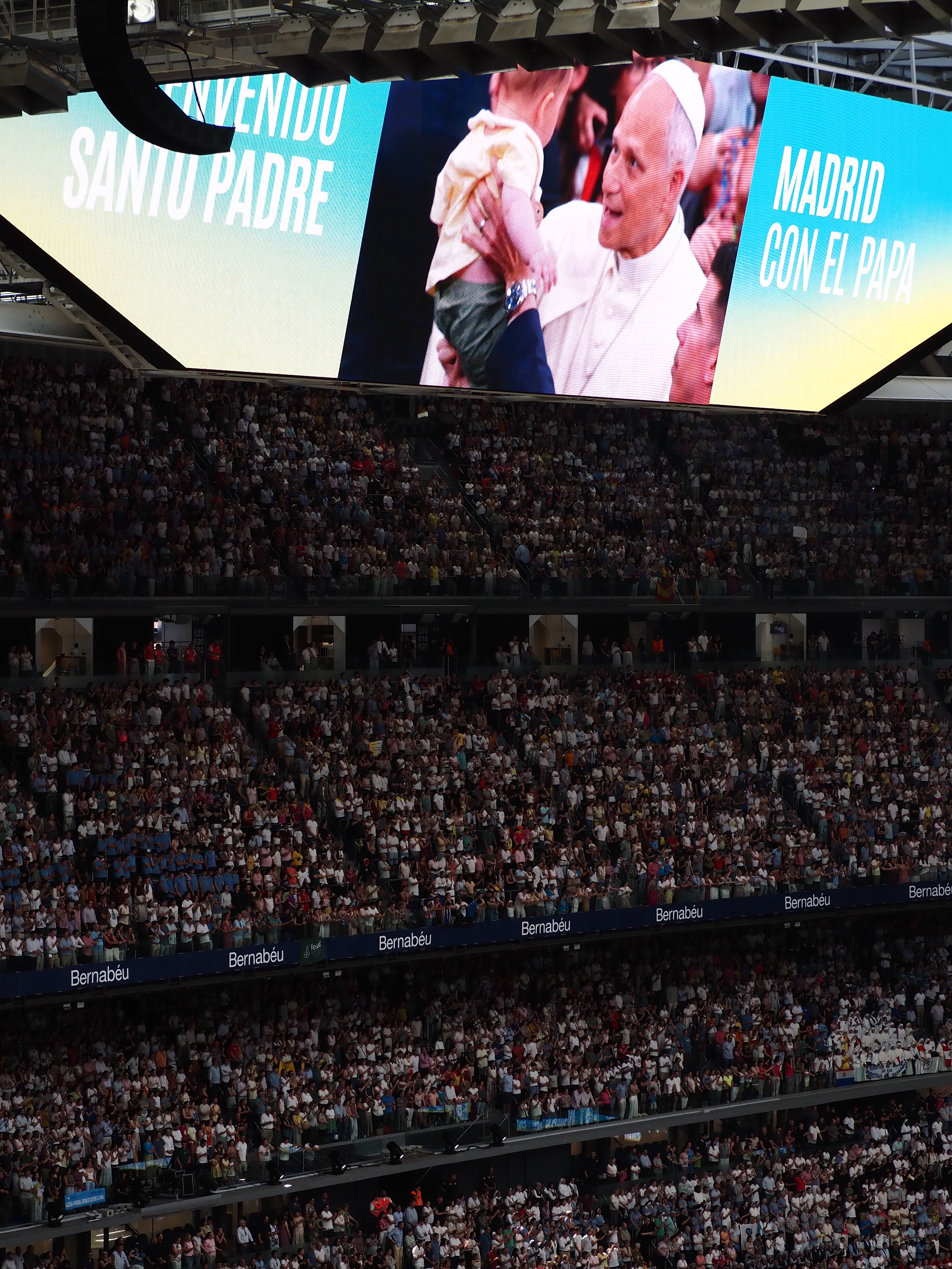 Pantallas del Santiago Bernabéu transmitiendo el evento con el Papa León XIV