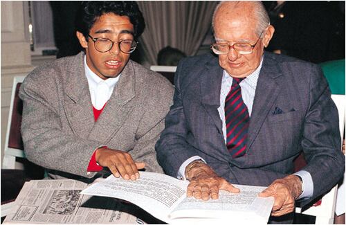 Con Jaime Garzón, el recordado humorista asesinado por el paramilitarismo, quien tantas veces lo hizo blanco de sus sátiras políticas.