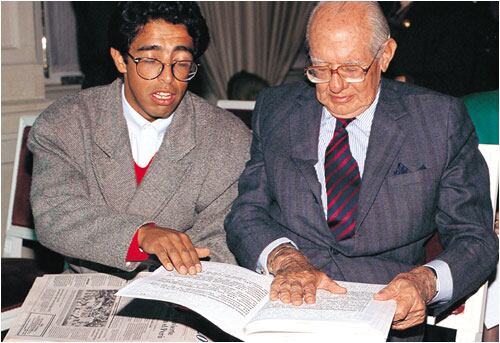 Con Jaime Garzón, el recordado humorista asesinado por el paramilitarismo, quien tantas veces lo hizo blanco de sus sátiras políticas.