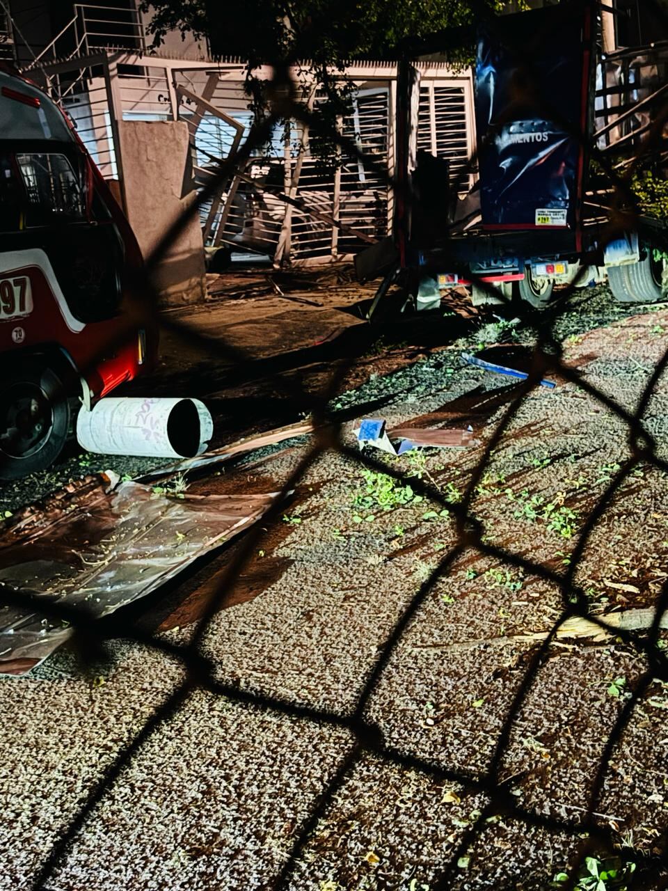 Un nuevo ataque contra la Fuerza Pública se presentó en la noche de este jueves 4 de abril en Cali. De acuerdo con versiones preliminares, hacia las 11:15 p.m. estalló un carro cargado con explosivos a las afueras del Batallón Pichincha, que está ubicado en el barrio Meléndez, sur de la ciudad.