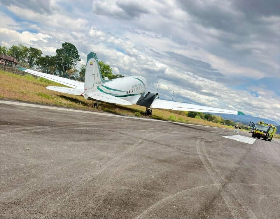 La aeronave de la Policía Nacional terminó fuera de la pista durante la maniobra de aterrizaje en el aeropuerto Guillermo León Valencia de Popayán.