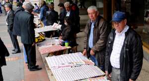 Venta de lotería en el centro de Bogotá.