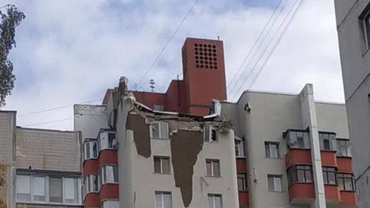 Fragmentos de un misil ucraniano impactan en un edificio residencial en Rusia Foto: Telegram @TipBelgorod