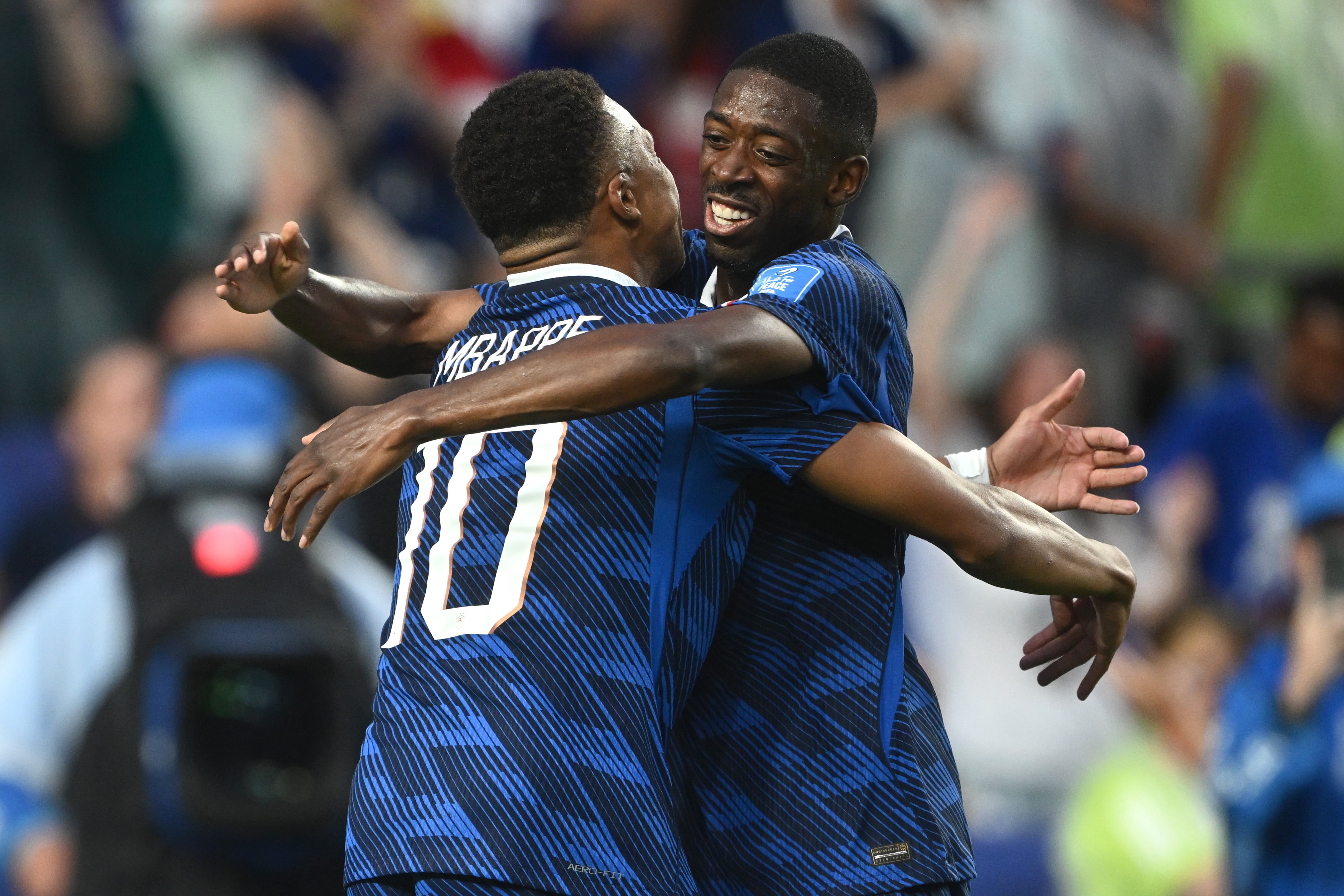 Dembelé celebra con Mbappé.