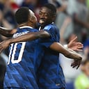 Dembelé celebra con Mbappé.