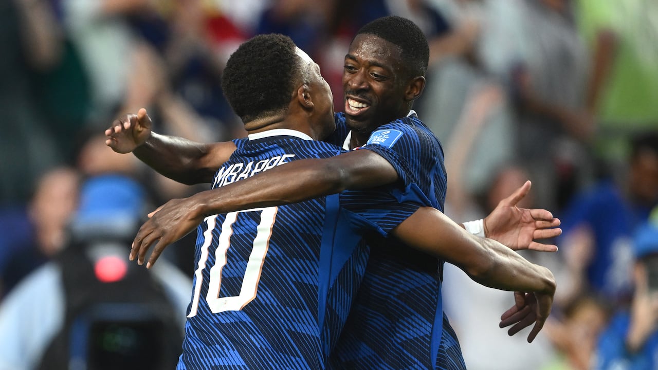 Dembelé celebra con Mbappé.