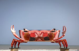 El 17 de agosto de 2026, se observa un ataúd con forma de cangrejo, diseñado para un pescador fallecido, cerca del taller de carpintería Erico en Accra. Los ataúdes de fantasía son una tradición funeraria ghanesa distintiva, particularmente asociada con el pueblo Ga de la región del Gran Accra.
Foto: OLYMPIA DE MAISMONT / AFP.