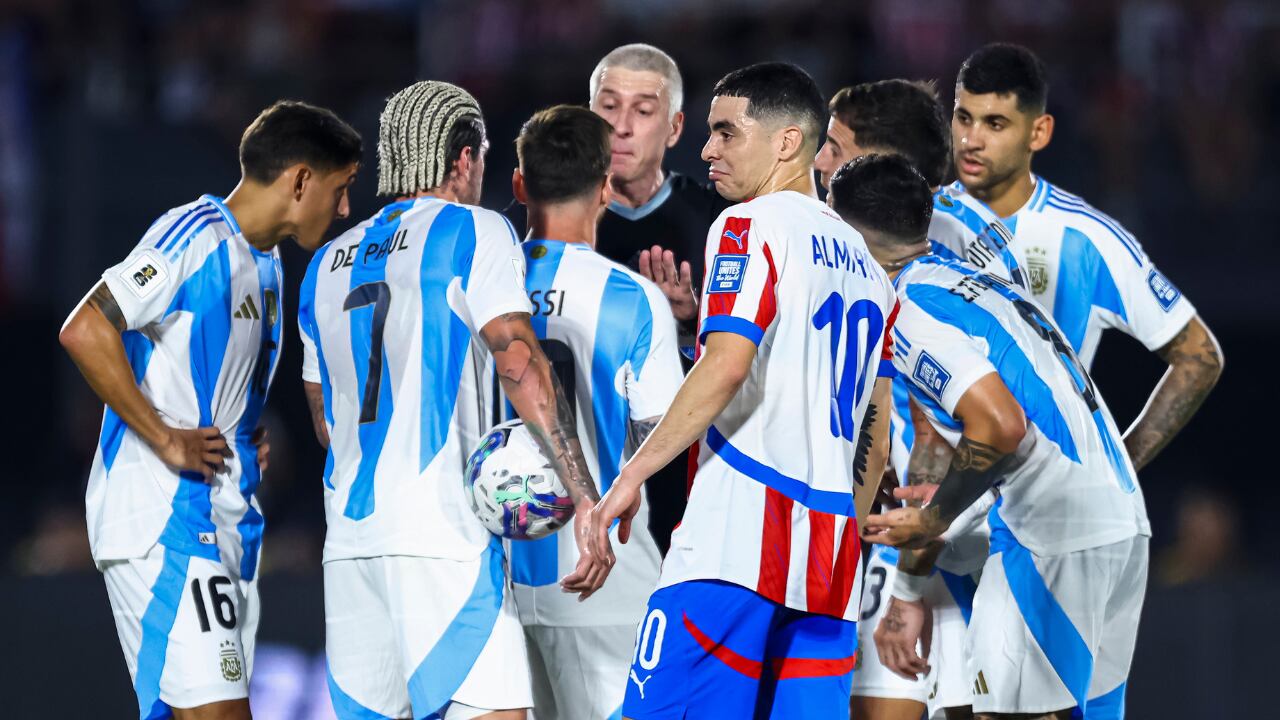Selección Argentina protesta en medio de la derrota con Paraguay