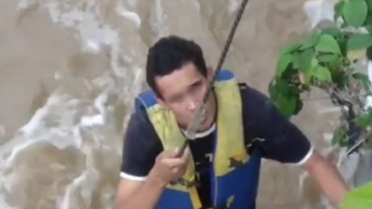 El hombre fue rescatado por los bomberos y la Policía nacional