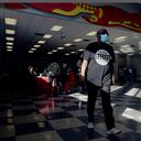 El trabajador electoral Michael Burks camina por el centro de votación en C.T. Martin Natatorium and Recreation Center en Atlanta, Georgia, el 8 de noviembre de 2022. (Foto de TAMI CHAPPELL / AFP)