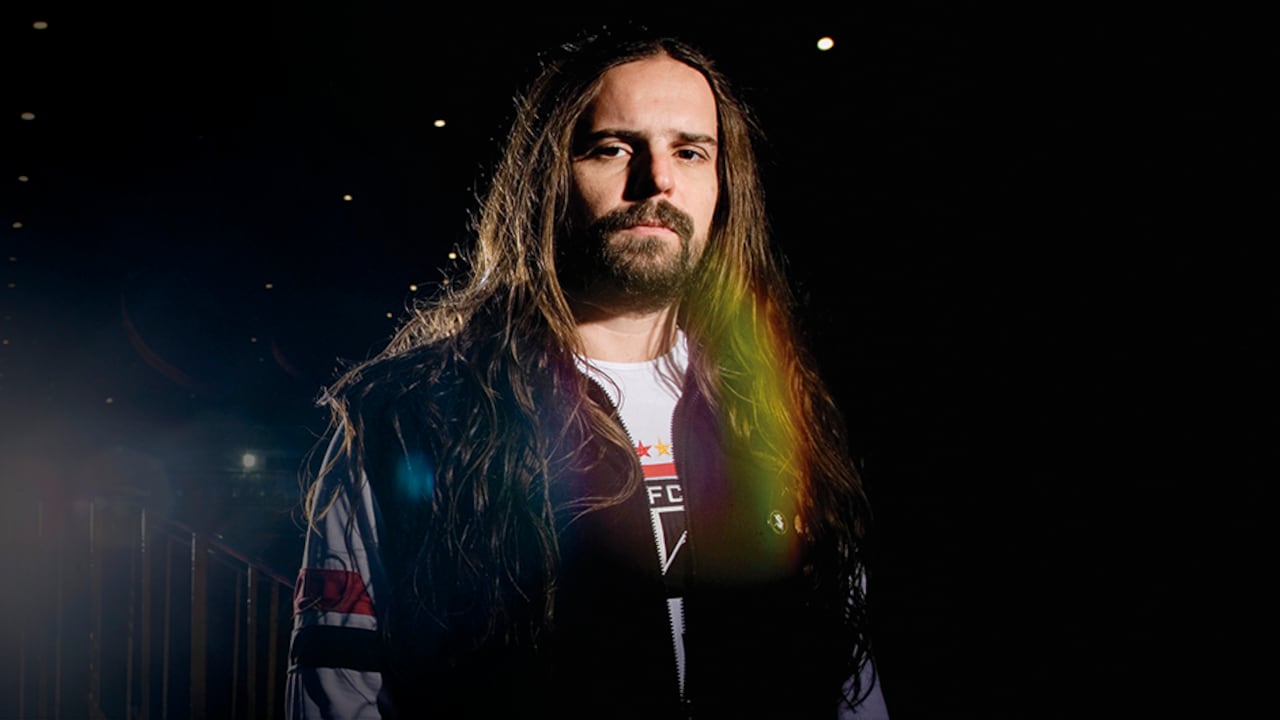 Las rencillas internas y los problemas familiares casi acaban con la banda, pero Sepultura sigue girando, sigue grabando y sigue tocando por cuenta de la persistencia de este guitarrista nacido en São Paulo en 1968.