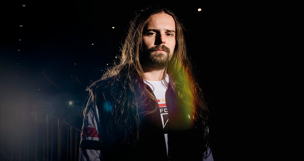 Las rencillas internas y los problemas familiares casi acaban con la banda, pero Sepultura sigue girando, sigue grabando y sigue tocando por cuenta de la persistencia de este guitarrista nacido en São Paulo en 1968.