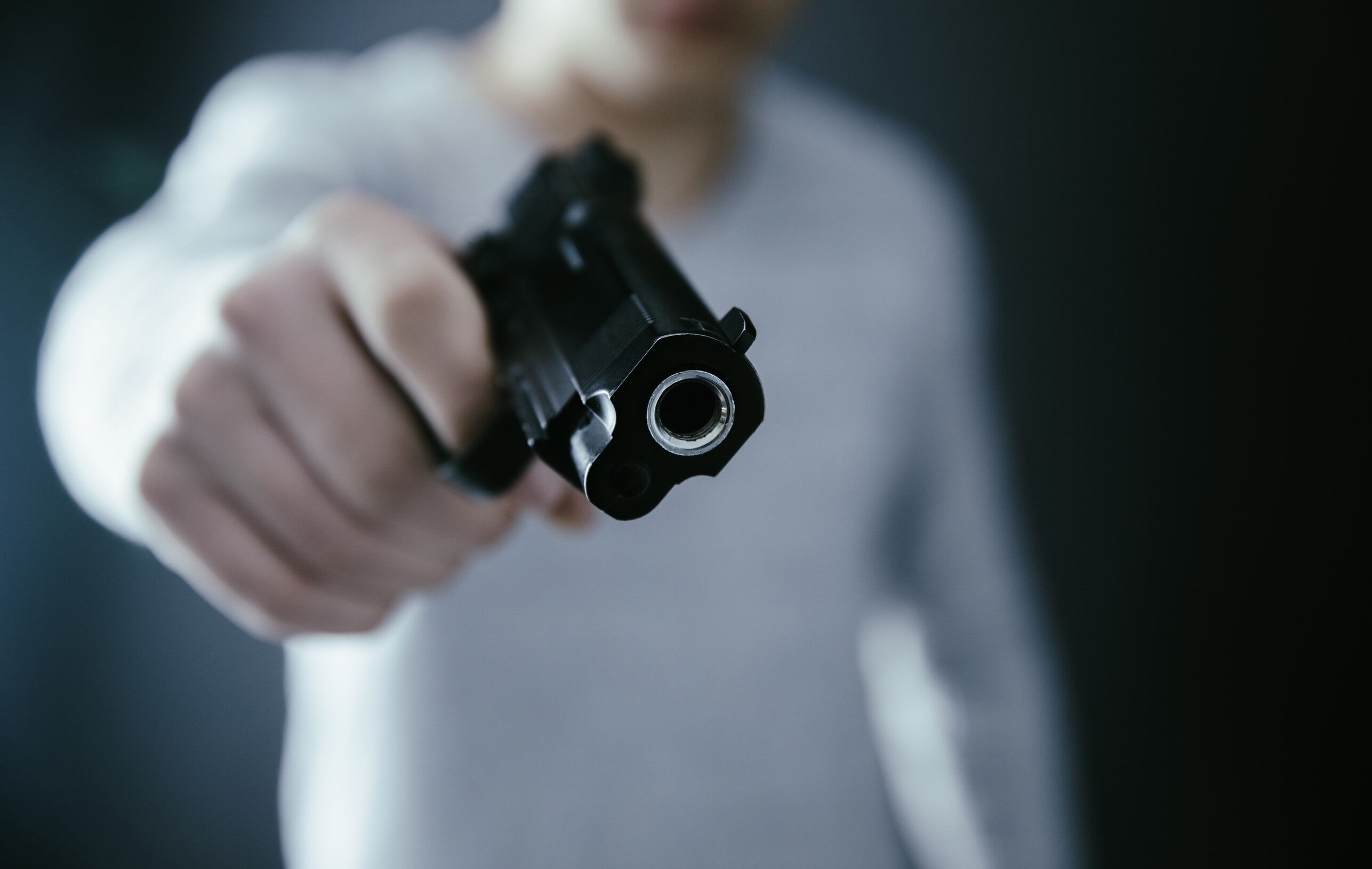 La policía acudió al sitio y halló tres armas de fuego, entre ellas, dos pistolas y un revólver, que, de acuerdo con las autoridades, fueron utilizadas por los delincuentes en el intento de robo.