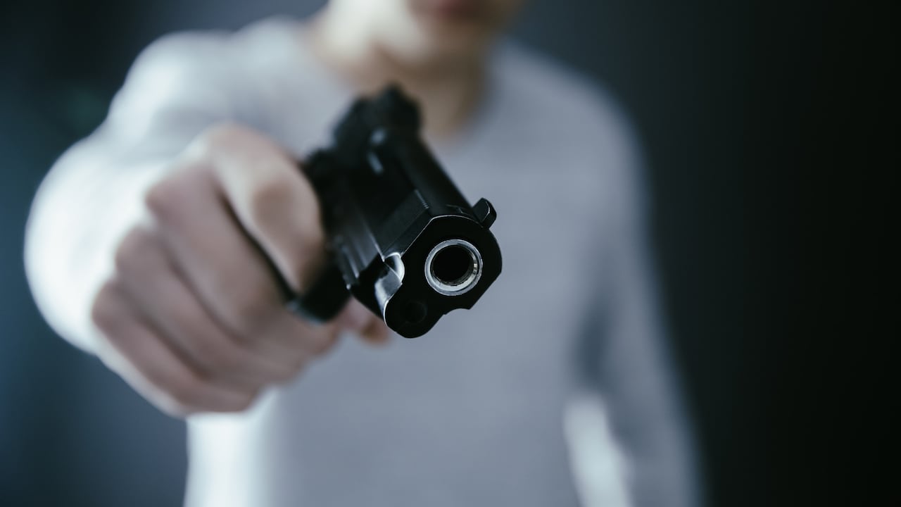 La policía acudió al sitio y halló tres armas de fuego, entre ellas, dos pistolas y un revólver, que, de acuerdo con las autoridades, fueron utilizadas por los delincuentes en el intento de robo.