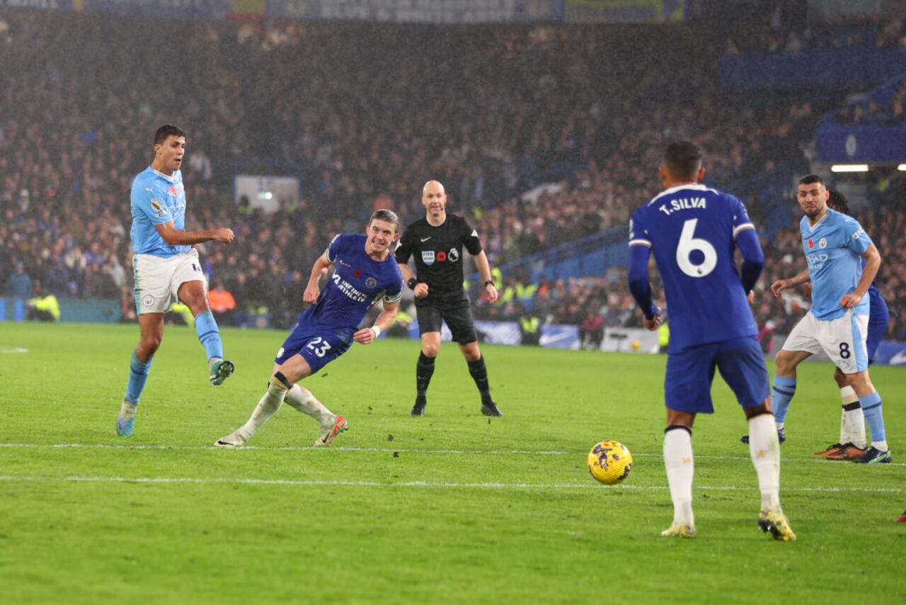 LONDON, ENGLAND - NOVEMBER 12: Manchester City's Rodrigo scores their fourth goal during the Premier League match between Chelsea FC and Manchester City at Stamford Bridge on November 12, 2023 in London, United Kingdom. (Photo by Marc Atkins/Getty Images)