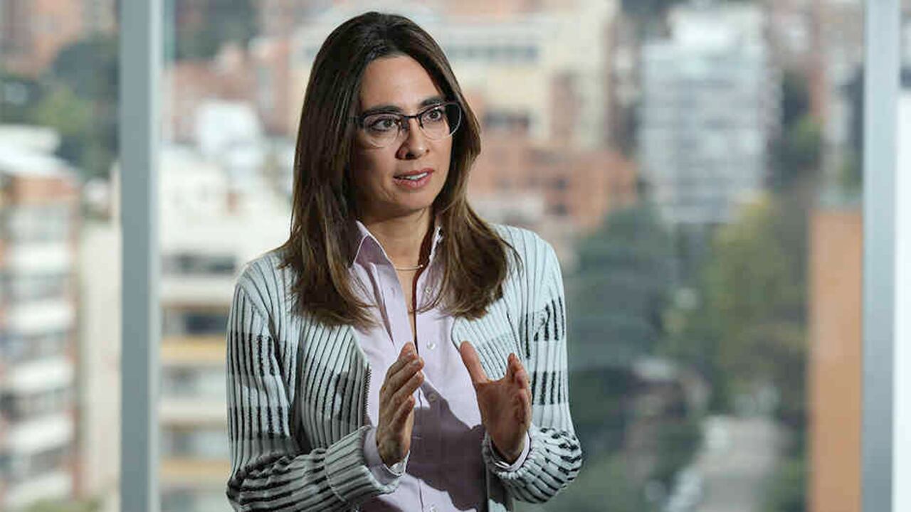 " Hay información que nosotros no tenemos: ¿quiénes fueron las personas que sacaron del Ejército después de la denuncia de la Revista SEMANA?", cuestiona Botero.