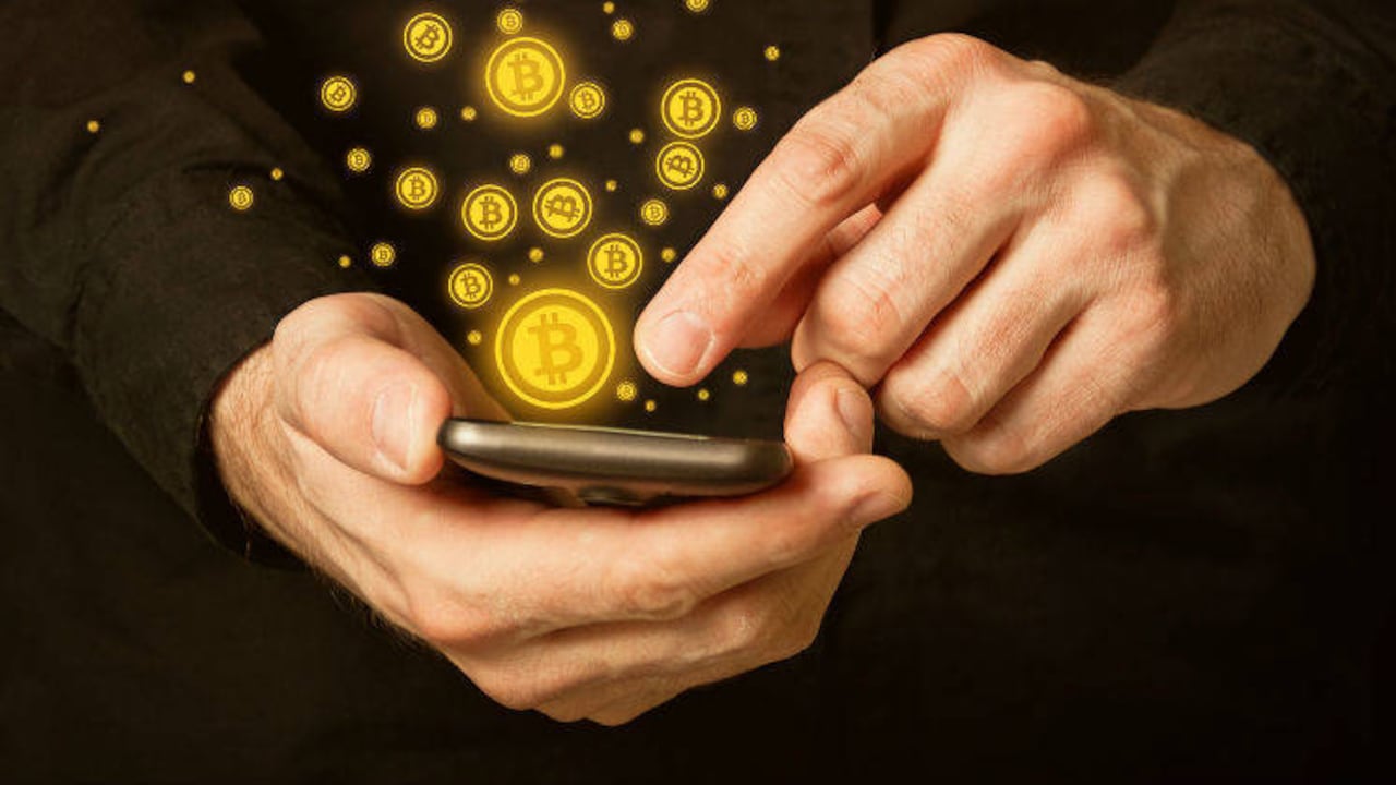 Si bien las operaciones con activos virtuales no son ilegales en Colombia, según la UIAF sí pueden prestarse para actividades ilícitas relacionadas con el lavado de activos y la financiación del terrorismo.