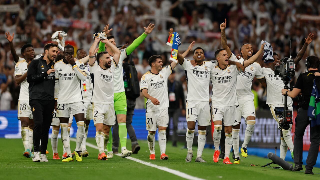 Real Madrid's players celebrate victory at the end of the UEFA Champions League semi final second leg football match between Real Madrid CF and FC Bayern Munich at the Santiago Bernabeu stadium in Madrid on May 8, 2024. (Photo by OSCAR DEL POZO / AFP)