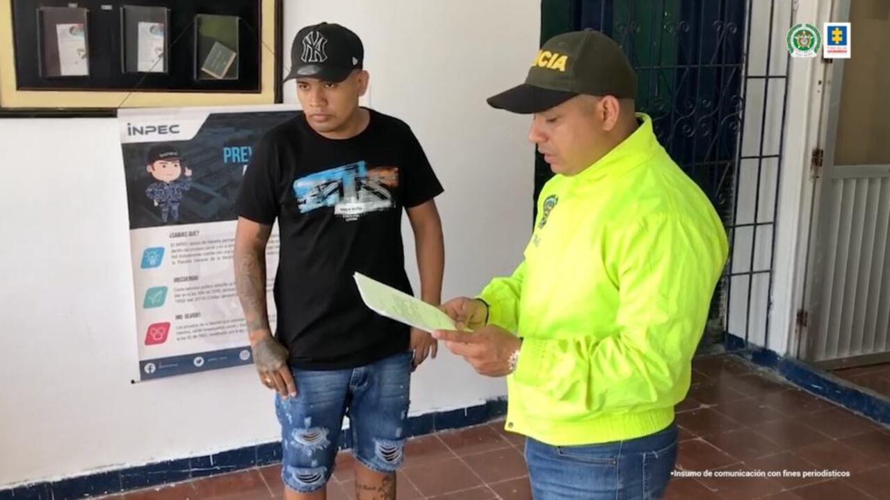 Hombres armados, entre los que estaría Carlos Antonio Peláez Ortiz, alias Tilín, habrían disparado indiscriminadamente contra tres personas, causándoles la muerte.