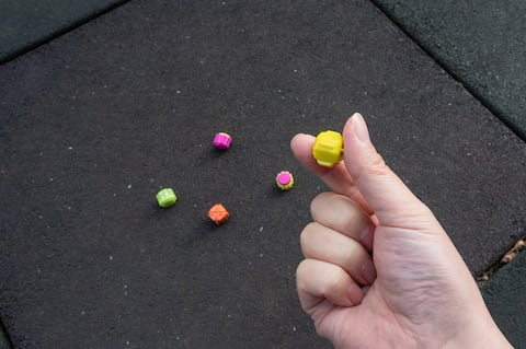 Con cinco piedritas, es posible disfrutar del Gonggi de Juego del Calamar 2 en casa.