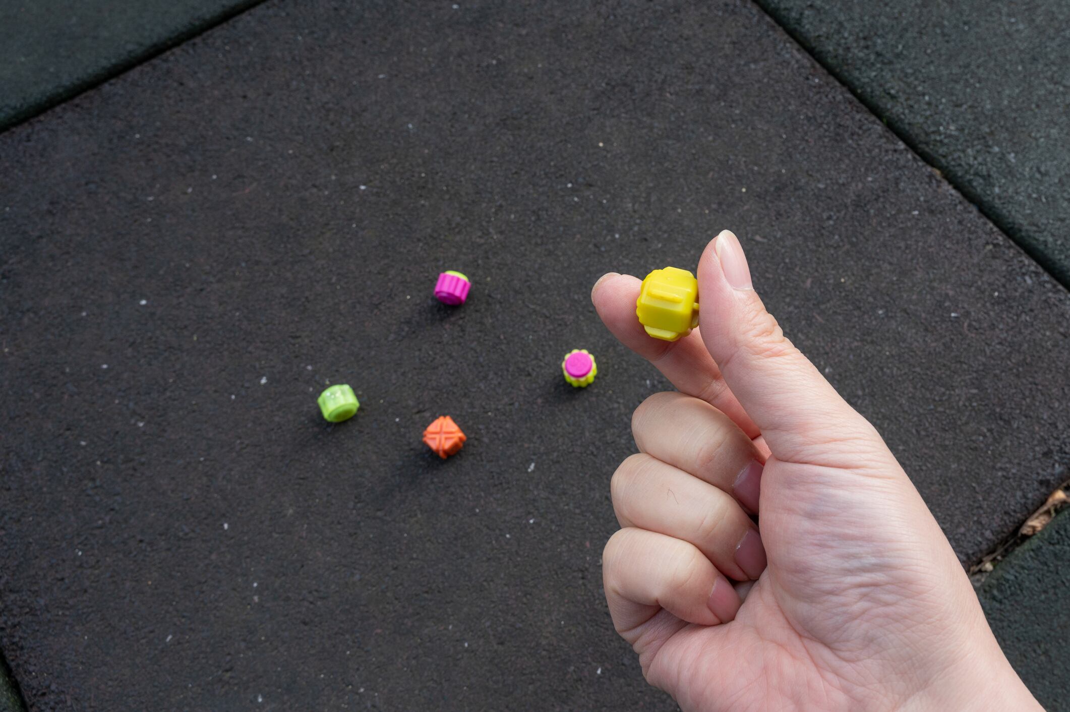 Con cinco piedritas, es posible disfrutar del Gonggi de Juego del Calamar 2 en casa.