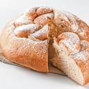 El pan San Bernardino, está caracterizado por su sencillez, incluye almíbar de naranja y leche condensada.