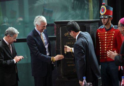 El presidente Álvaro Uribe Vélez acompañado por el alcalde de Bogotá, Samuel Moreno; Celio Nieves, presidente del Concejo de Bogotá y el delegado de la Arquidiócesis de Bogotá en el momento en que se abría la urna centenaria.