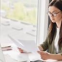 Mujer de negocios concentrada caucásica, jefa independiente, jefa haciendo papeleo, revisando documentos, e-learning, firmando contratos en el cargo. Concepto de economía y finanzas