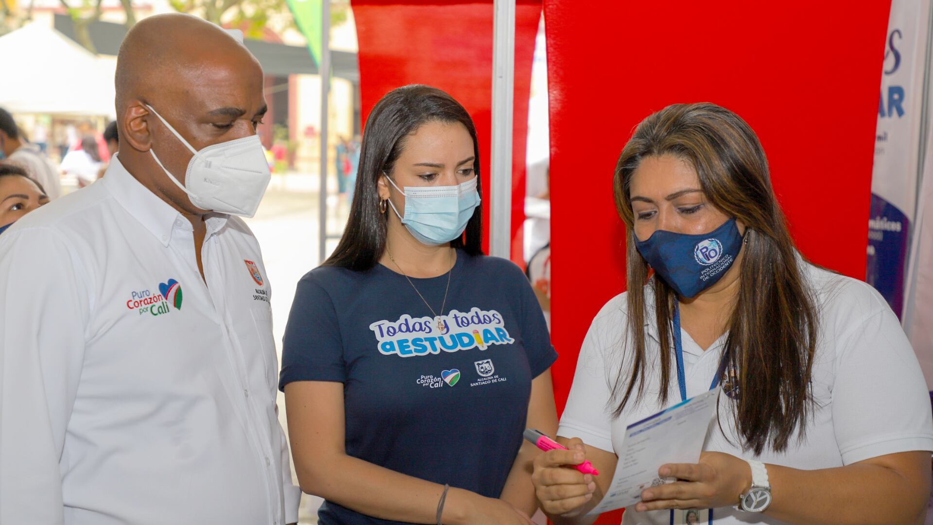 El secretario de Educación, José Darwin Lenis y la gerente de la estrategia 'Todas y Todos a Estudiar', Alexandra Monedero, hacen seguimiento a la iniciativa.