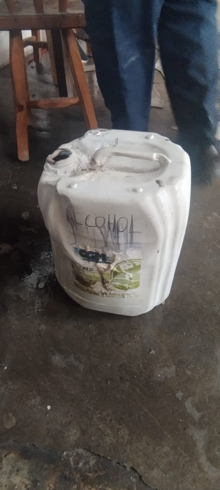 Se almacenaban canecas con alcohol isopropílico y derivados del petróleo.