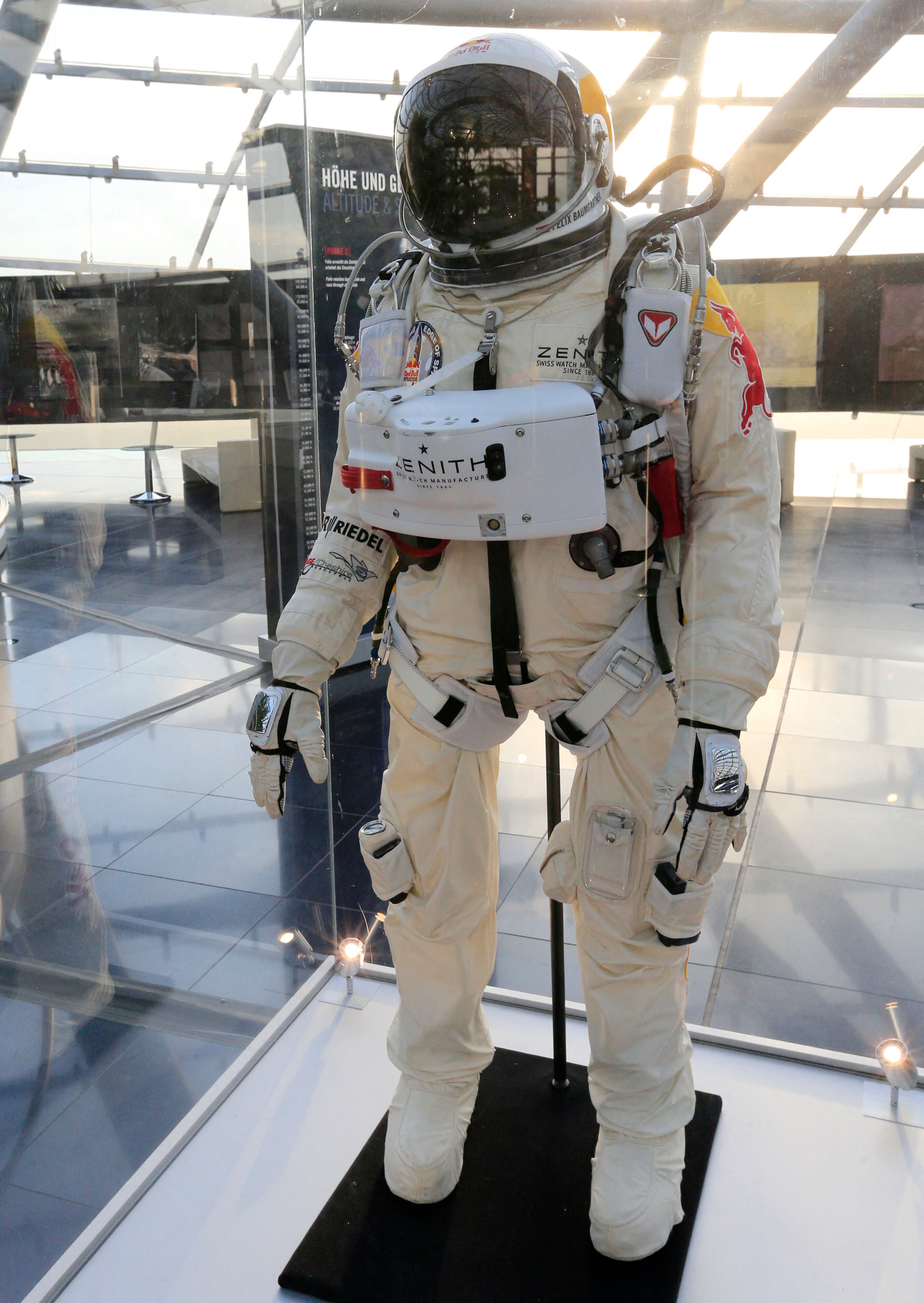El traje presurizado que el temerario Felix Baumgartner usó durante la misión Red Bull Stratos en octubre de 2012 para su salto récord se exhibe en el 'Hangar 7'.