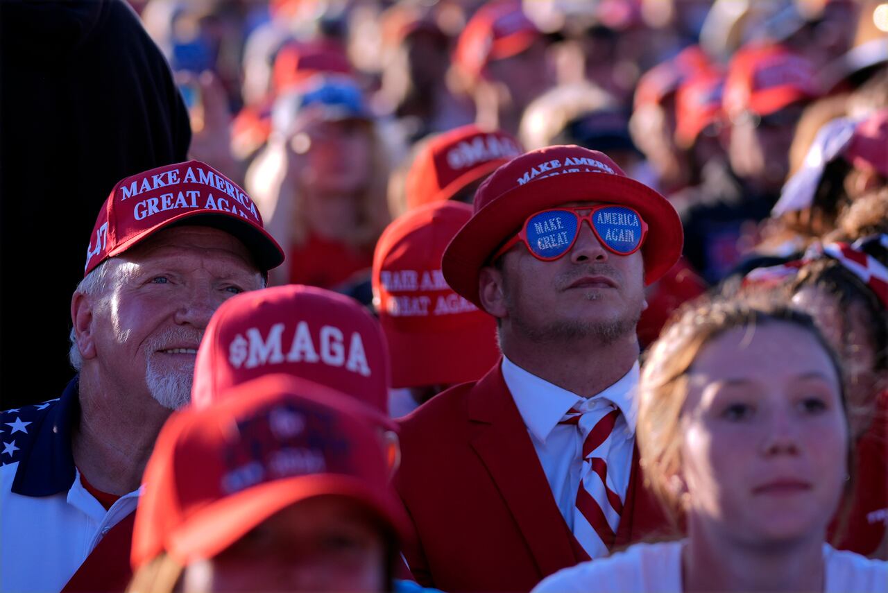 Sus partidarios escuchan mientras el expresidente Donald Trump, candidato presidencial republicano, habla en un mitin de campaña en el Butler Farm Show, el sábado 5 de octubre de 2024, en Butler, Pensilvania (Foto AP/Evan Vucci).