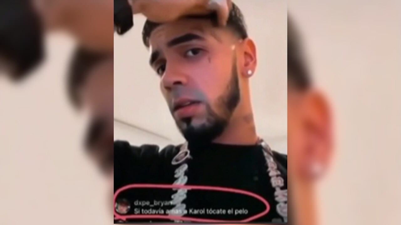 El cantante de reguetón realizó un live para hablar con sus seguidores. Foto: captura de pantalla Telemundo.