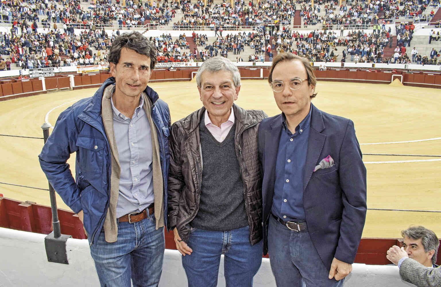 Mauricio Gómez, Juan Martín Caicedo y Felipe Negret, gerente de la Corporación Taurina de Bogotá
