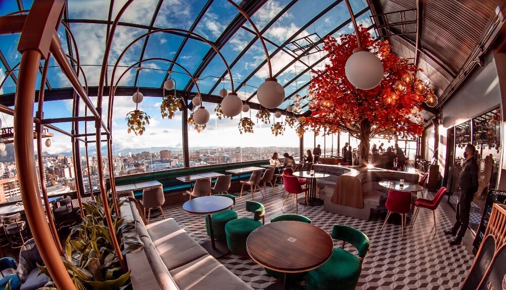 Astoria Rooftop abrió en Bogotá en la zona T, en plena reactivación de los bares y restaurantes, tras la llegada de la pandemia.