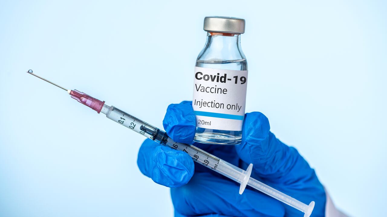 Esta nueva generación de vacunas contra la covid-19 apunta a la variante original del virus y los linajes BA.4 y BA.5, las subvariantes de ómicron que están causando más muertes en Estados Unidos.